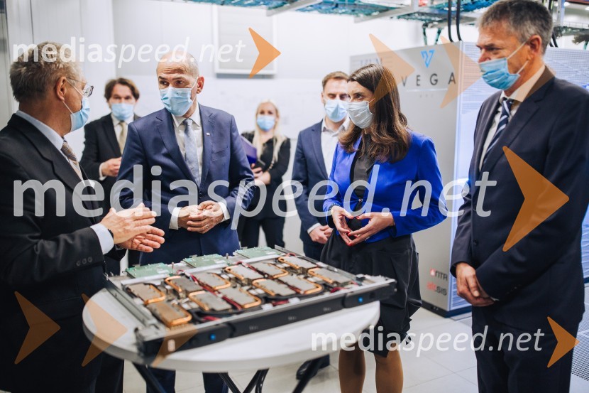  ... ;  Janez Janša, predsednik vlade RS; dr. Simona Kustec, ministrica za izobraževanje, znanost in šport; dr. Aleš Bošnjak, IZUM, direktor, Fakulteta za elektrotehniko, računalništvo in informatikoVega, slovenski super računalnik na IZUM-u v Mariboru