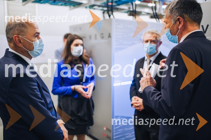  Janez Janša, predsednik vlade RS; dr. Simona Kustec, ministrica za izobraževanje, znanost in šport;  ... ; dr. Aleš Bošnjak, IZUM, direktor, Fakulteta za elektrotehniko, računalništvo in informatikoVega, slovenski super računalnik na IZUM-u v Mariboru