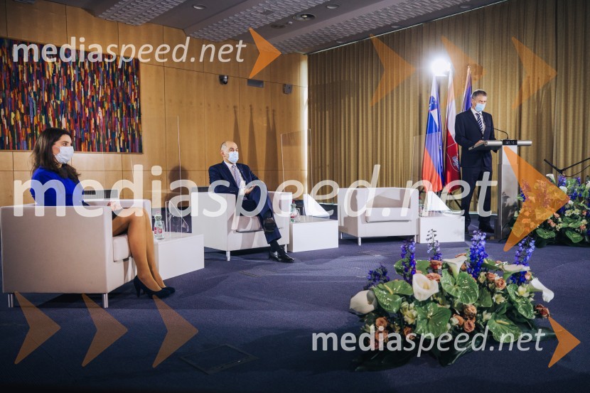 dr. Simona Kustec, ministrica za izobraževanje, znanost in šport;  Janez Janša, predsednik vlade RS; dr. Aleš Bošnjak, IZUM, direktor, Fakulteta za elektrotehniko, računalništvo in informatikoVega, slovenski super računalnik na IZUM-u v Mariboru