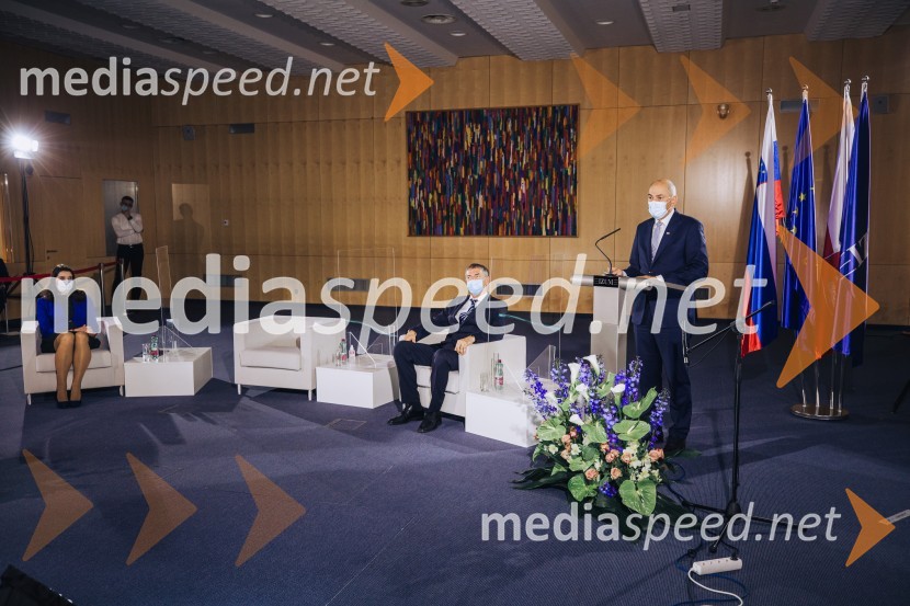 dr. Simona Kustec, ministrica za izobraževanje, znanost in šport; dr. Aleš Bošnjak, IZUM, direktor, Fakulteta za elektrotehniko, računalništvo in informatiko;  Janez Janša, predsednik vlade RSVega, slovenski super računalnik na IZUM-u v Mariboru