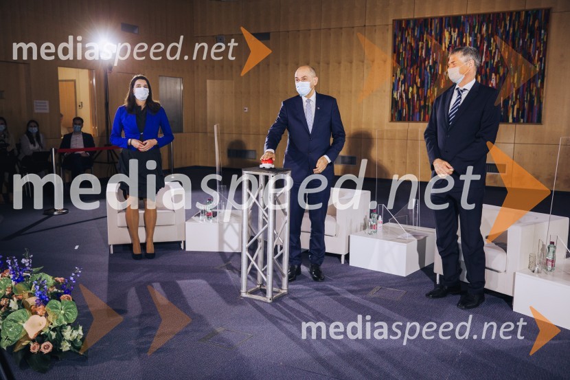 dr. Simona Kustec, ministrica za izobraževanje, znanost in šport;  Janez Janša, predsednik vlade RS; dr. Aleš Bošnjak, IZUM, direktor, Fakulteta za elektrotehniko, računalništvo in informatikoVega, slovenski super računalnik na IZUM-u v Mariboru