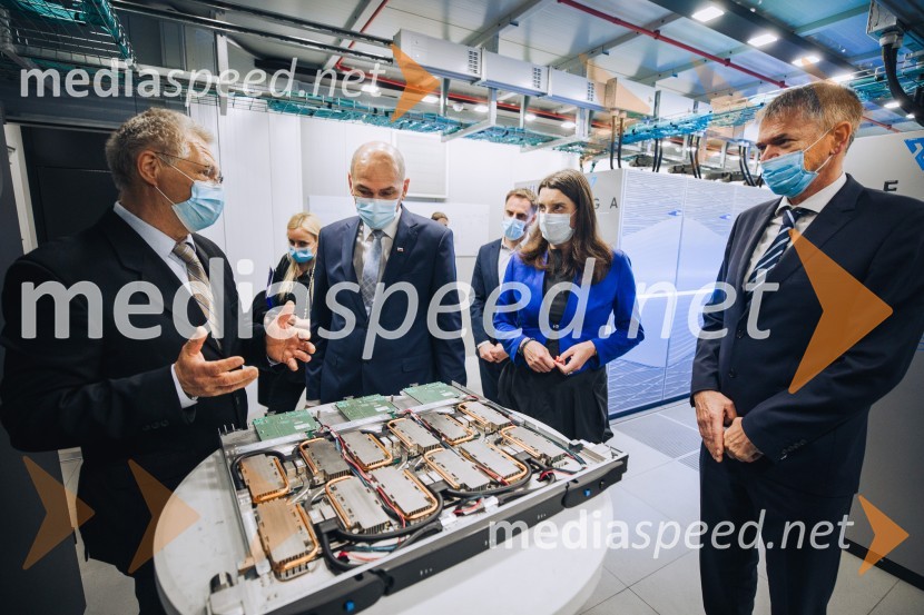  ... ;  Janez Janša, predsednik vlade RS; dr. Simona Kustec, ministrica za izobraževanje, znanost in šport; dr. Aleš Bošnjak, IZUM, direktor, Fakulteta za elektrotehniko, računalništvo in informatikoVega, slovenski super računalnik na IZUM-u v Mariboru