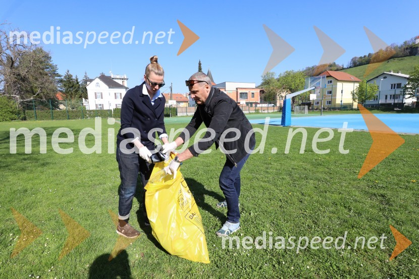  Nataša Matjašec Rošker, igralka;  Danilo Rošker, direktor SNG MariborMoji odpadki, moja skrb na levem bregu Drave