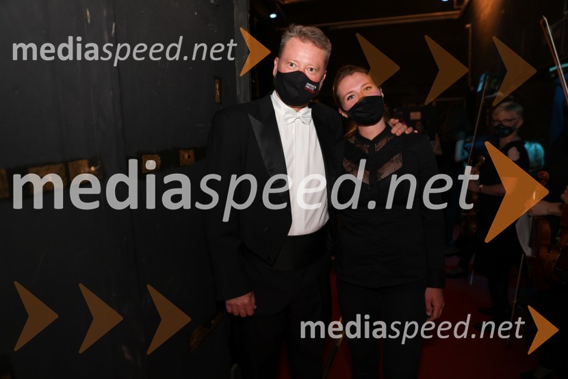  Saša Olenjuk, koncertni mojster;  Oksana Pečeny Dolenc, koncertna mojstricaVesele harmonije razstavljenega orkestra