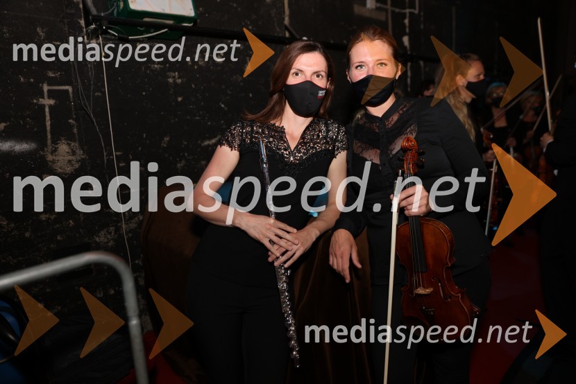  ... ;  Oksana Pečeny Dolenc, koncertna mojstricaVesele harmonije razstavljenega orkestra