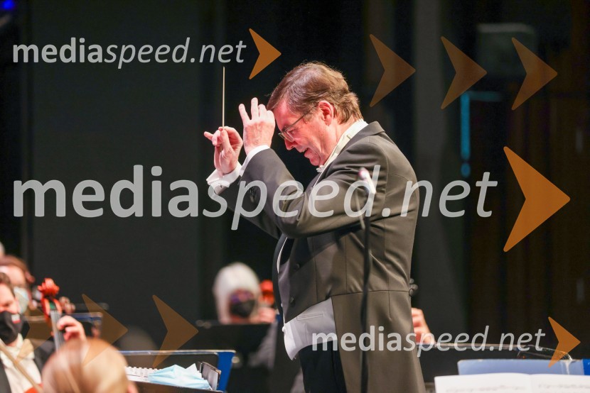  Simon Robinson, dirigentVesele harmonije razstavljenega orkestra