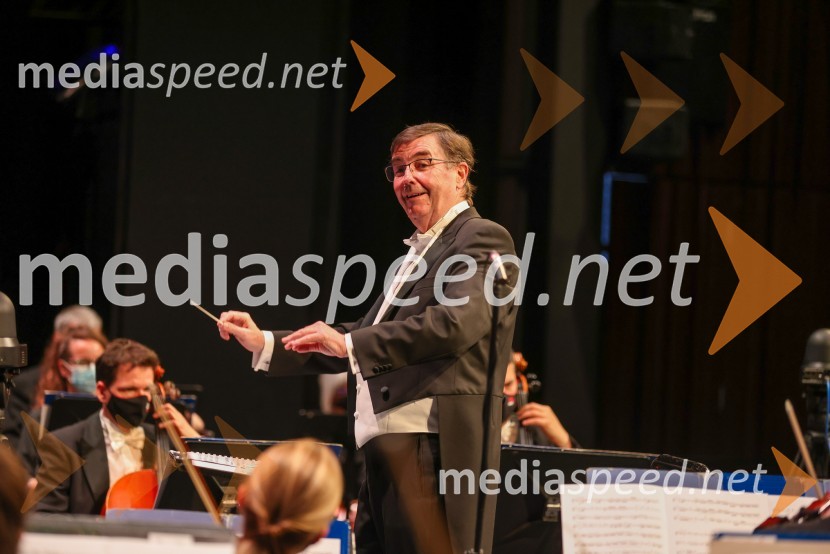  Simon Robinson, dirigentVesele harmonije razstavljenega orkestra