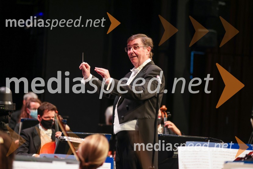  Simon Robinson, dirigentVesele harmonije razstavljenega orkestra