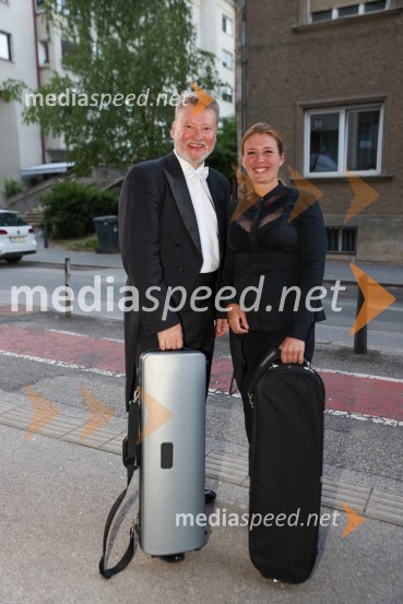  Saša Olenjuk, koncertni mojster;  Oksana Pečeny Dolenc, koncertna mojstricaVesele harmonije razstavljenega orkestra