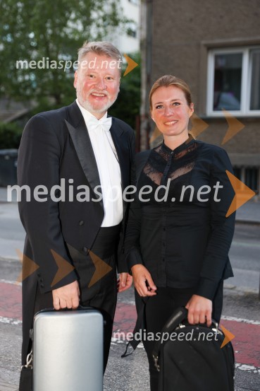  Saša Olenjuk, koncertni mojster;  Oksana Pečeny Dolenc, koncertna mojstricaVesele harmonije razstavljenega orkestra