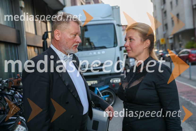  Saša Olenjuk, koncertni mojster;  Oksana Pečeny Dolenc, koncertna mojstricaVesele harmonije razstavljenega orkestra