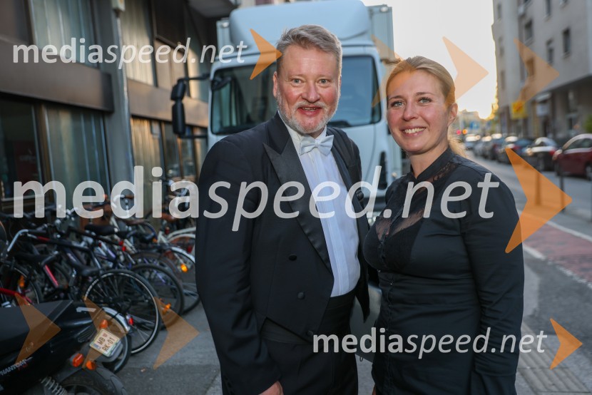  Saša Olenjuk, koncertni mojster;  Oksana Pečeny Dolenc, koncertna mojstricaVesele harmonije razstavljenega orkestra