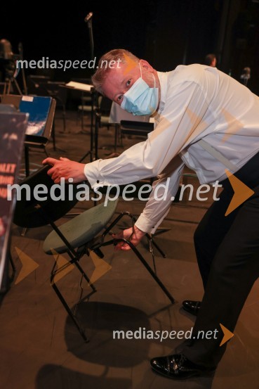  Saša Olenjuk, koncertni mojsterVesele harmonije razstavljenega orkestra