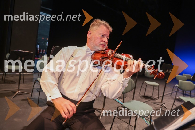  Saša Olenjuk, koncertni mojsterVesele harmonije razstavljenega orkestra