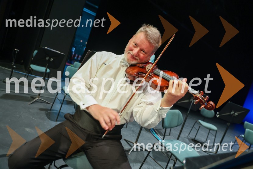  Saša Olenjuk, koncertni mojsterVesele harmonije razstavljenega orkestra