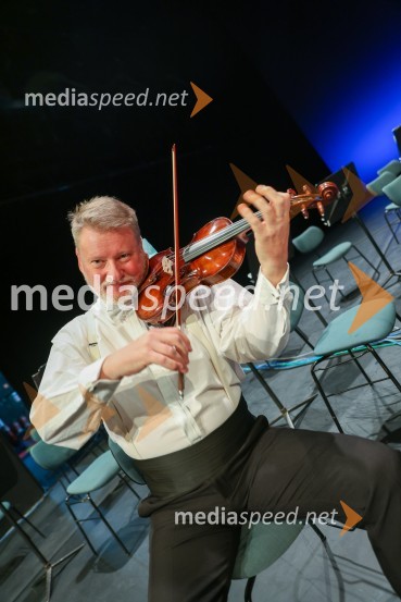  Saša Olenjuk, koncertni mojsterVesele harmonije razstavljenega orkestra