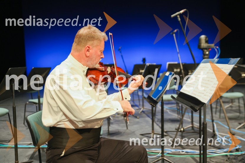  Saša Olenjuk, koncertni mojsterVesele harmonije razstavljenega orkestra