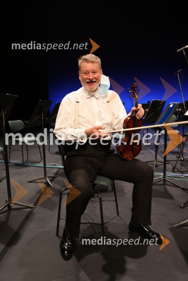  Saša Olenjuk, koncertni mojsterVesele harmonije razstavljenega orkestra