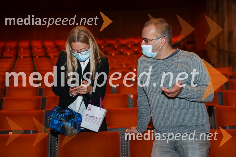  ... ;  Alan Kavčič, predstavnik za odnose z javnostmi SNG MariborVesele harmonije razstavljenega orkestra