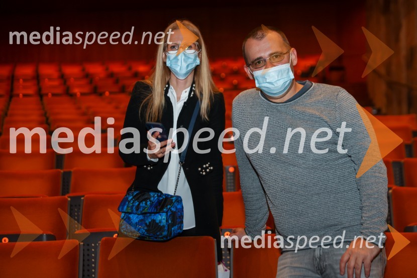  ... ;  Alan Kavčič, predstavnik za odnose z javnostmi SNG MariborVesele harmonije razstavljenega orkestra