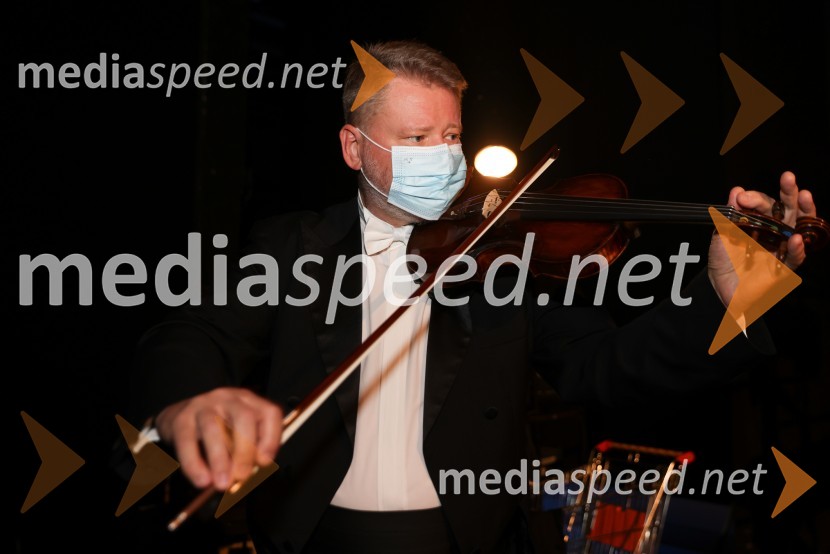  Saša Olenjuk, koncertni mojsterVesele harmonije razstavljenega orkestra