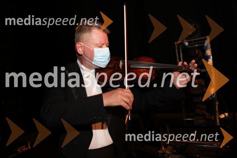  Saša Olenjuk, koncertni mojsterVesele harmonije razstavljenega orkestra