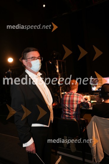  Simon Robinson, dirigentVesele harmonije razstavljenega orkestra