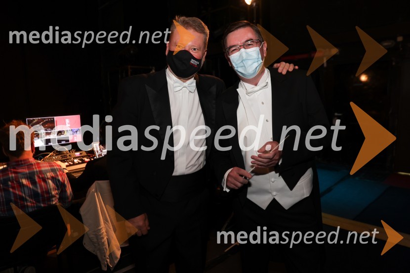  Saša Olenjuk, koncertni mojster;  Simon Robinson, dirigentVesele harmonije razstavljenega orkestra