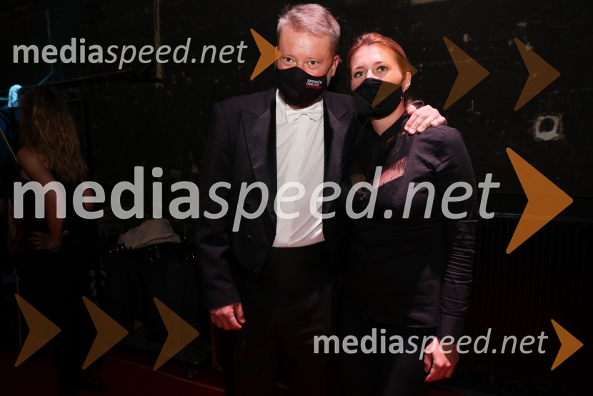  Saša Olenjuk, koncertni mojster;  Oksana Pečeny Dolenc, koncertna mojstricaVesele harmonije razstavljenega orkestra