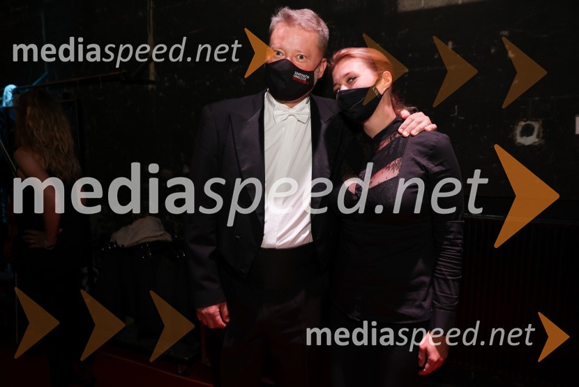  Saša Olenjuk, koncertni mojster;  Oksana Pečeny Dolenc, koncertna mojstricaVesele harmonije razstavljenega orkestra