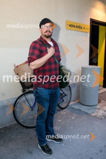  Gašper Tesner, inspicient, Slovensko mladinsko gledališčeSlaba družba, Nova pošta, predstava Slovenskega Mladinskega gledališča