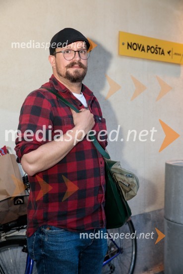  Gašper Tesner, inspicient, Slovensko mladinsko gledališčeSlaba družba, Nova pošta, predstava Slovenskega Mladinskega gledališča