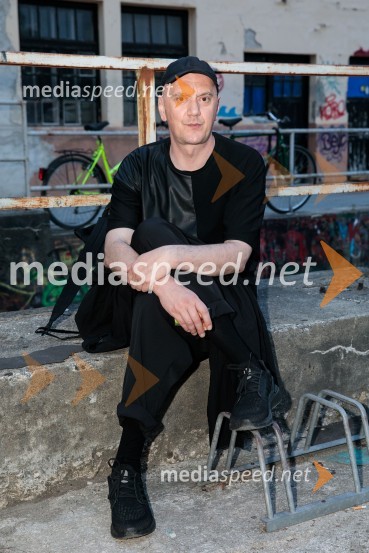  Goran Injac, umetniški vodja, Slovensko mladinsko gledališčeSlaba družba, Nova pošta, predstava Slovenskega Mladinskega gledališča