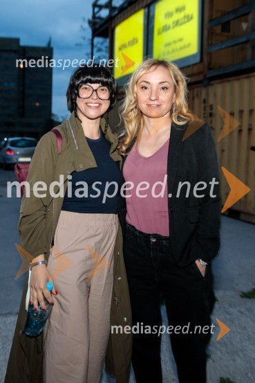  Tina Pavlović, kostumografinja;  Tina Dobnik, producentka MASKASlaba družba, Nova pošta, predstava Slovenskega Mladinskega gledališča