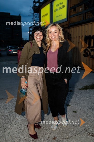  Tina Pavlović, kostumografinja;  Tina Dobnik, producentka MASKASlaba družba, Nova pošta, predstava Slovenskega Mladinskega gledališča