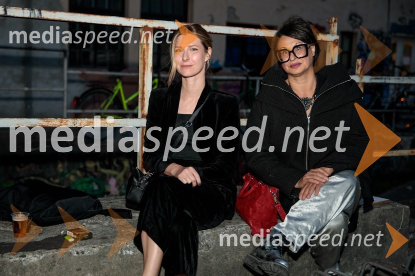  Alja Lobnik, članica izvršnega odbora DGKTS;  Urška Comino, samozaposlena v kulturiSlaba družba, Nova pošta, predstava Slovenskega Mladinskega gledališča