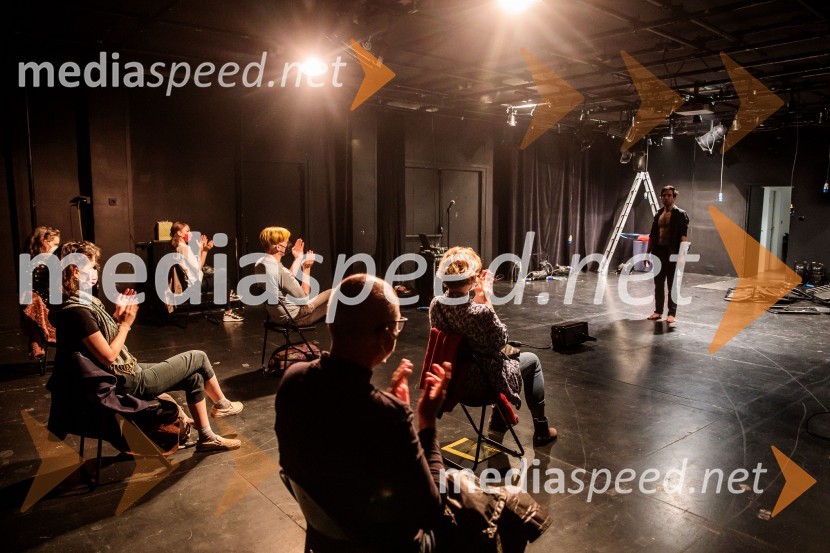 Slaba družba, Nova pošta, predstava Slovenskega Mladinskega gledališča