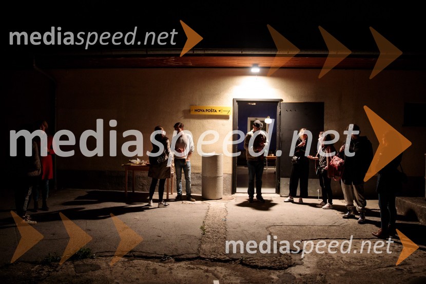 Slaba družba, Nova pošta, predstava Slovenskega Mladinskega gledališča