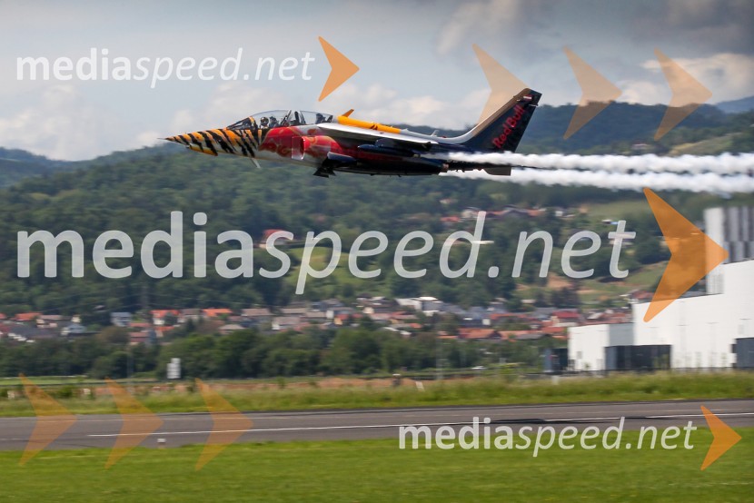 Alpha-Jet 1 / OE-FASThe Flying Bulls, trening pilotov in letal Red Bull v Mariboru