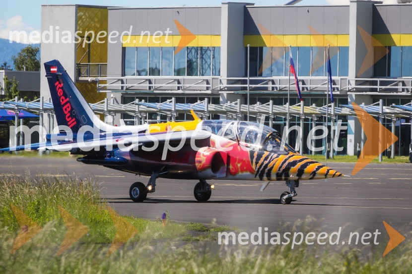 Alpha-Jet 1 / OE-FASThe Flying Bulls, trening pilotov in letal Red Bull v Mariboru