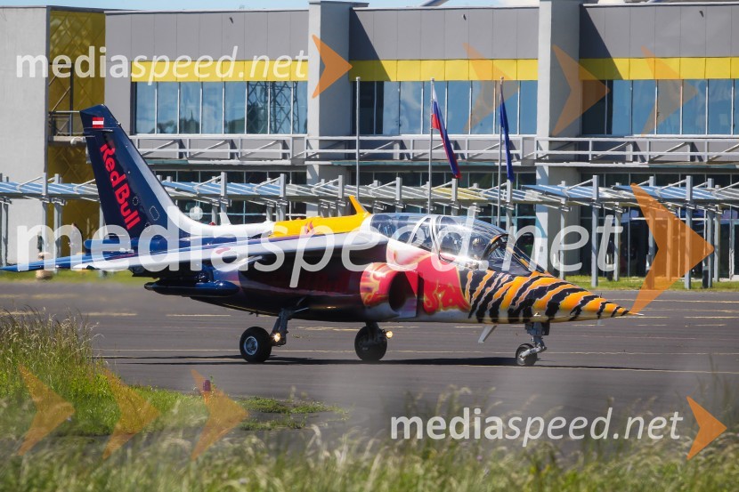 Alpha-Jet 1 / OE-FASThe Flying Bulls, trening pilotov in letal Red Bull v Mariboru