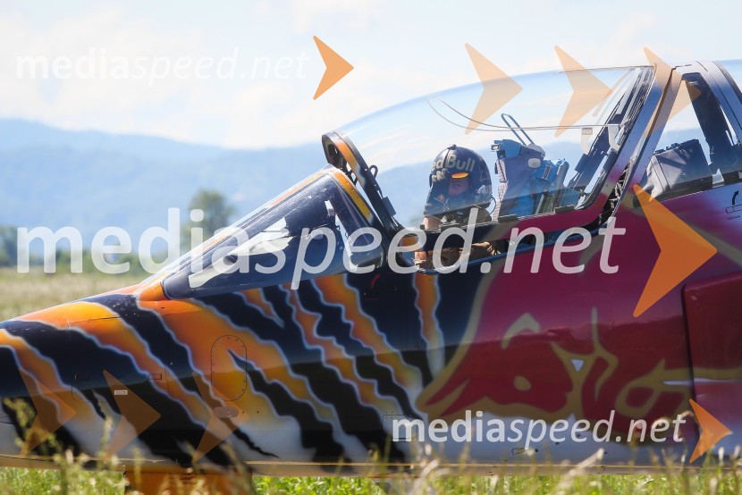 Alpha-Jet 1 / OE-FASThe Flying Bulls, trening pilotov in letal Red Bull v Mariboru