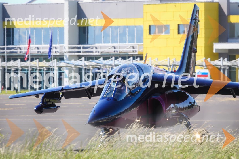 Alpha-Jet 2 / OE-FRBThe Flying Bulls, trening pilotov in letal Red Bull v Mariboru