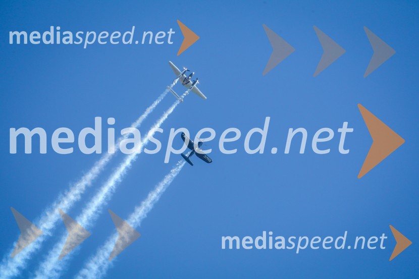 P38 Lightning / N25Y in F4U Corsair / OE-EASThe Flying Bulls, trening pilotov in letal Red Bull v Mariboru