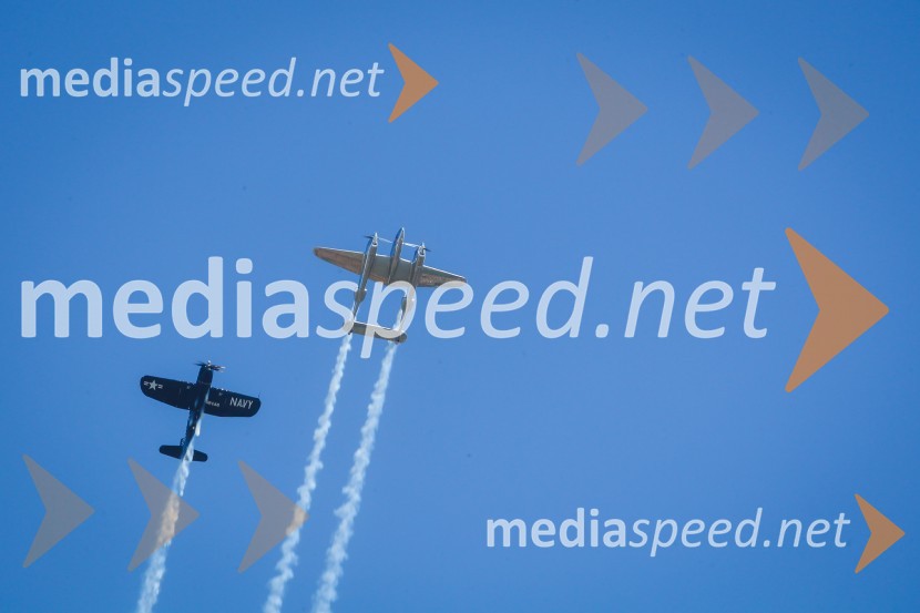 P38 Lightning / N25Y in F4U Corsair / OE-EASThe Flying Bulls, trening pilotov in letal Red Bull v Mariboru