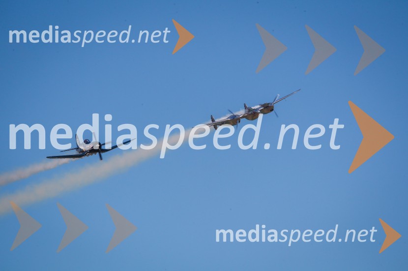 P38 Lightning / N25Y in F4U Corsair / OE-EASThe Flying Bulls, trening pilotov in letal Red Bull v Mariboru