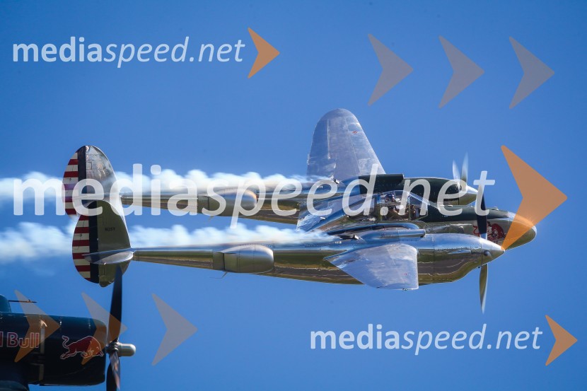 P38 Lightning / N25YThe Flying Bulls, trening pilotov in letal Red Bull v Mariboru