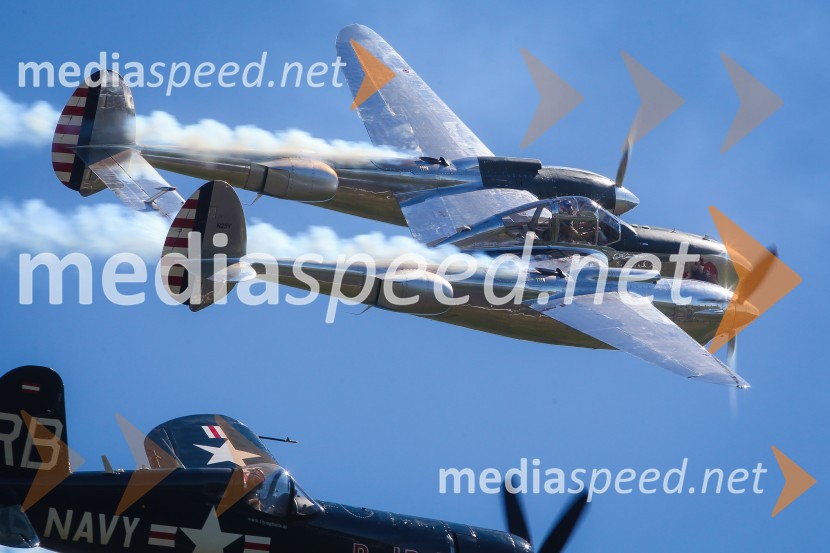 P38 Lightning / N25Y in F4U Corsair / OE-EASThe Flying Bulls, trening pilotov in letal Red Bull v Mariboru
