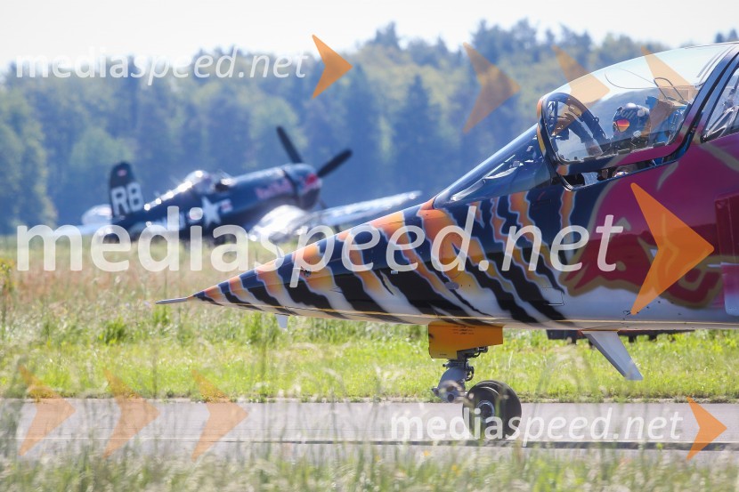 F4U Corsair / OE-EAS in Alpha-Jet 1 / OE-FASThe Flying Bulls, trening pilotov in letal Red Bull v Mariboru