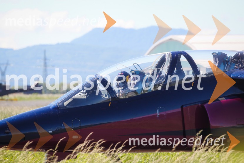 Alpha-Jet 2 / OE-FRBThe Flying Bulls, trening pilotov in letal Red Bull v Mariboru
